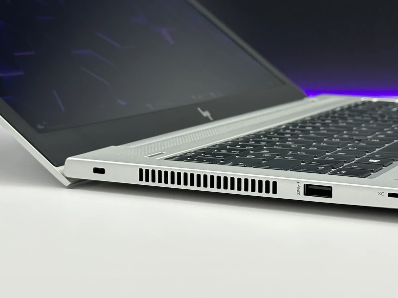 HP EliteBook 850 G5 z procesorem i7-8650U, ekranem 15.6" FHD i Intel UHD Graphics 620. Biznesowy laptop z aluminiową obudową.