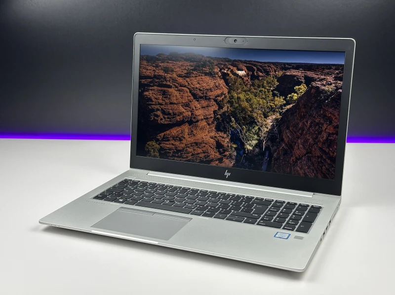 HP EliteBook 850 G5 z procesorem i7-8650U, ekranem 15.6" FHD i Intel UHD Graphics 620. Biznesowy laptop z aluminiową obudową.