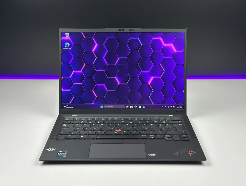 Lenovo ThinkPad X1 Carbon Gen 10 z i7-1260P, 32GB RAM i ekranem 14" FHD+. Smukła konstrukcja z 2x Thunderbolt 4 i czytnikiem linii papilarnych.