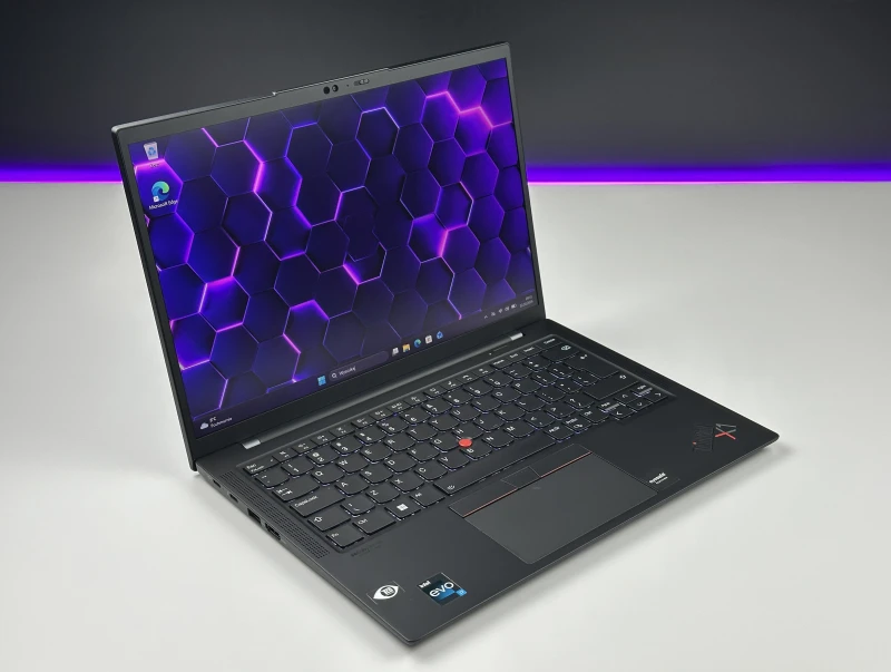 Lenovo ThinkPad X1 Carbon Gen 10 z i7-1260P, 32GB RAM i ekranem 14" FHD+. Smukła konstrukcja z 2x Thunderbolt 4 i czytnikiem linii papilarnych.