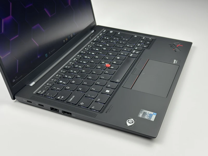 Lenovo ThinkPad X1 Carbon Gen 10 z i7-1260P, 32GB RAM i ekranem 14" FHD+. Smukła konstrukcja z 2x Thunderbolt 4 i czytnikiem linii papilarnych.