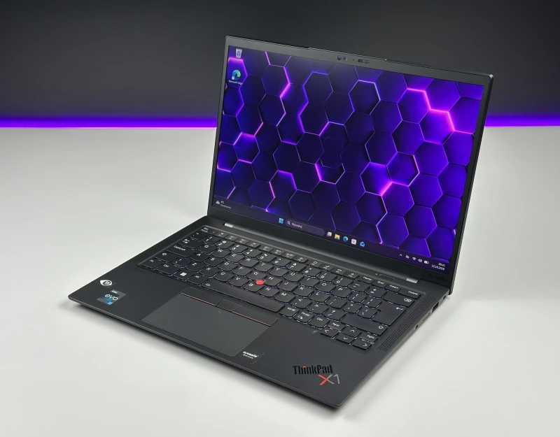 Lenovo ThinkPad X1 Carbon Gen 10 z i7-1260P, 32GB RAM i ekranem 14" FHD+. Smukła konstrukcja z 2x Thunderbolt 4 i czytnikiem linii papilarnych.
