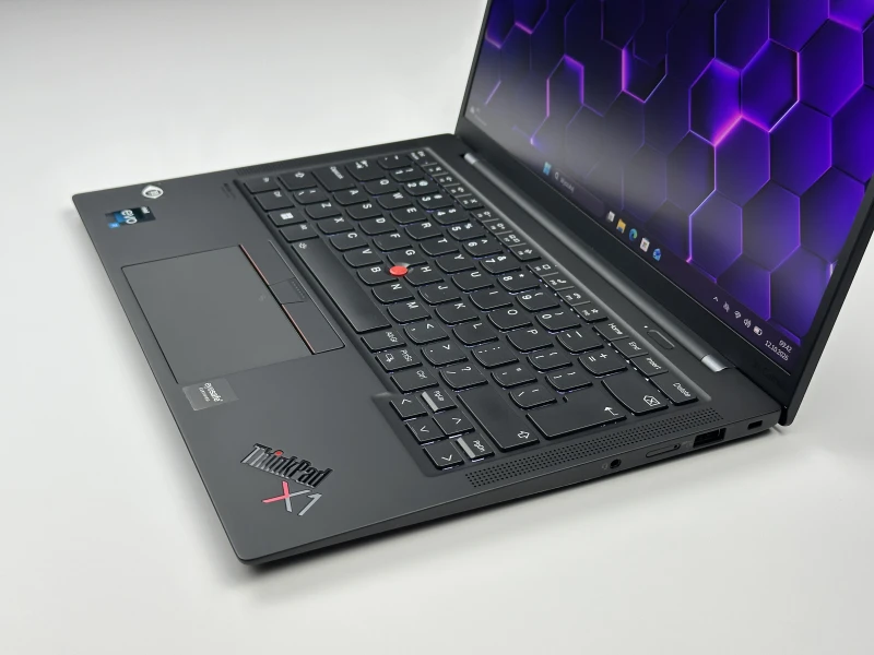 Lenovo ThinkPad X1 Carbon Gen 10 z i7-1260P, 32GB RAM i ekranem 14" FHD+. Smukła konstrukcja z 2x Thunderbolt 4 i czytnikiem linii papilarnych.
