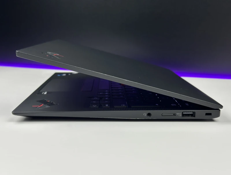 Lenovo ThinkPad X1 Carbon Gen 10 z i7-1260P, 32GB RAM i ekranem 14" FHD+. Smukła konstrukcja z 2x Thunderbolt 4 i czytnikiem linii papilarnych.
