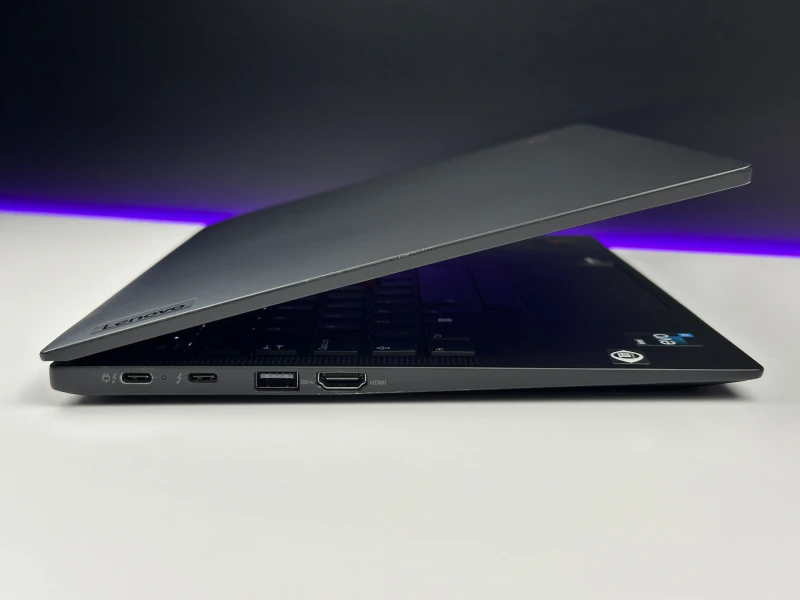 Lenovo ThinkPad X1 Carbon Gen 10 z i7-1260P, 32GB RAM i ekranem 14" FHD+. Smukła konstrukcja z 2x Thunderbolt 4 i czytnikiem linii papilarnych.