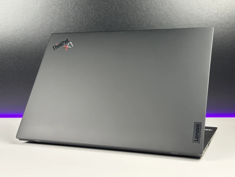 Lenovo ThinkPad X1 Carbon Gen 10 z i7-1260P, 32GB RAM i ekranem 14" FHD+. Smukła konstrukcja z 2x Thunderbolt 4 i czytnikiem linii papilarnych.