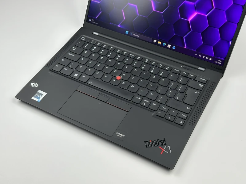Lenovo ThinkPad X1 Carbon Gen 10 z i7-1260P, 32GB RAM i ekranem 14" FHD+. Smukła konstrukcja z 2x Thunderbolt 4 i czytnikiem linii papilarnych.