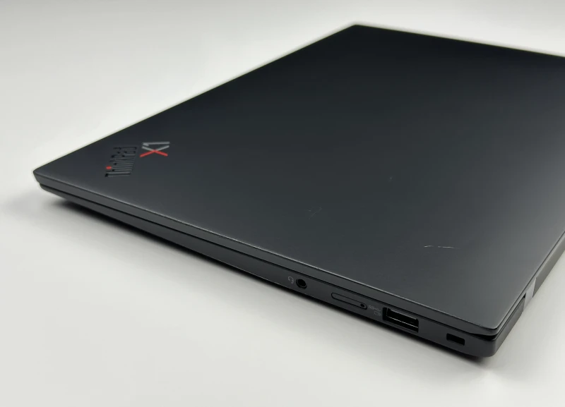 Lenovo ThinkPad X1 Carbon Gen 10 z i7-1260P, 32GB RAM i ekranem 14" FHD+. Smukła konstrukcja z 2x Thunderbolt 4 i czytnikiem linii papilarnych.