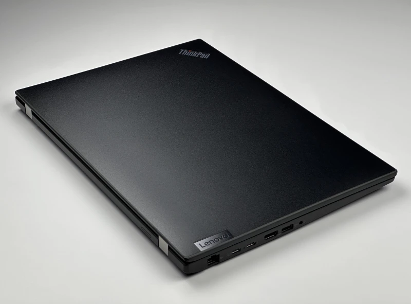Lenovo ThinkPad T16 Gen 1 z procesorem i5-1235U i ekranem 16" FHD+. Laptop biznesowy z klawiaturą US, formatem 16:10 i złączami Thunderbolt 4.