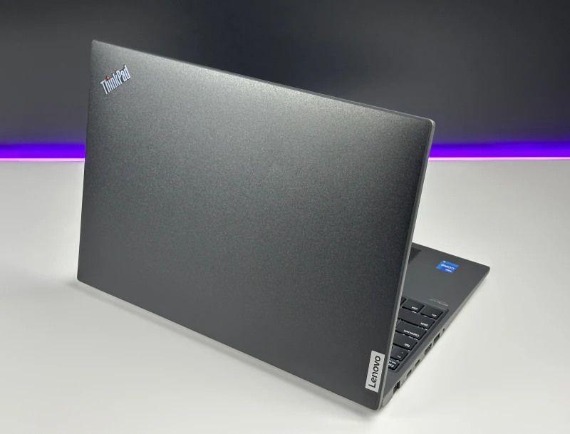 Lenovo ThinkPad T16 Gen 1 z procesorem i5-1235U i ekranem 16" FHD+. Laptop biznesowy z klawiaturą US, formatem 16:10 i złączami Thunderbolt 4.