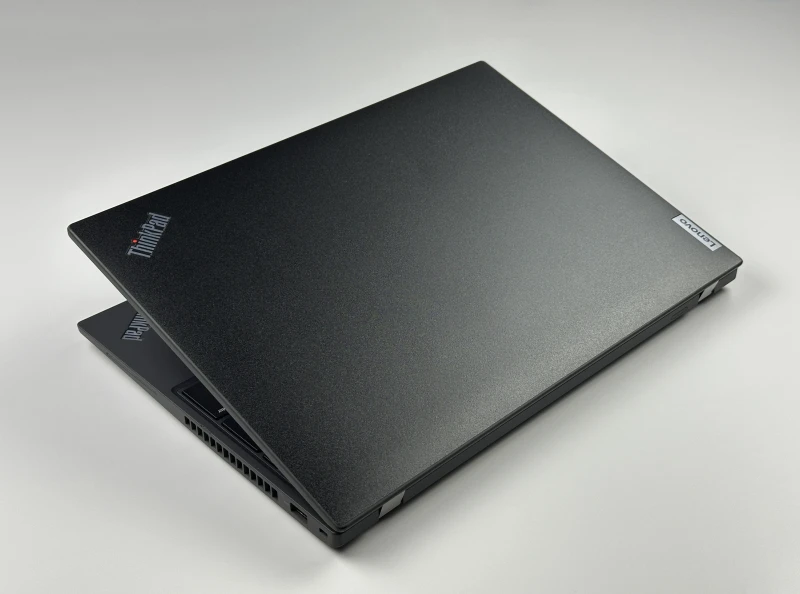 Lenovo ThinkPad T16 Gen 1 z procesorem i5-1235U i ekranem 16" FHD+. Laptop biznesowy z klawiaturą US, formatem 16:10 i złączami Thunderbolt 4.