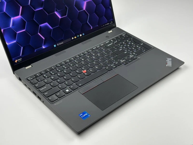 Lenovo ThinkPad T16 Gen 1 z procesorem i5-1235U i ekranem 16" FHD+. Laptop biznesowy z klawiaturą US, formatem 16:10 i złączami Thunderbolt 4.