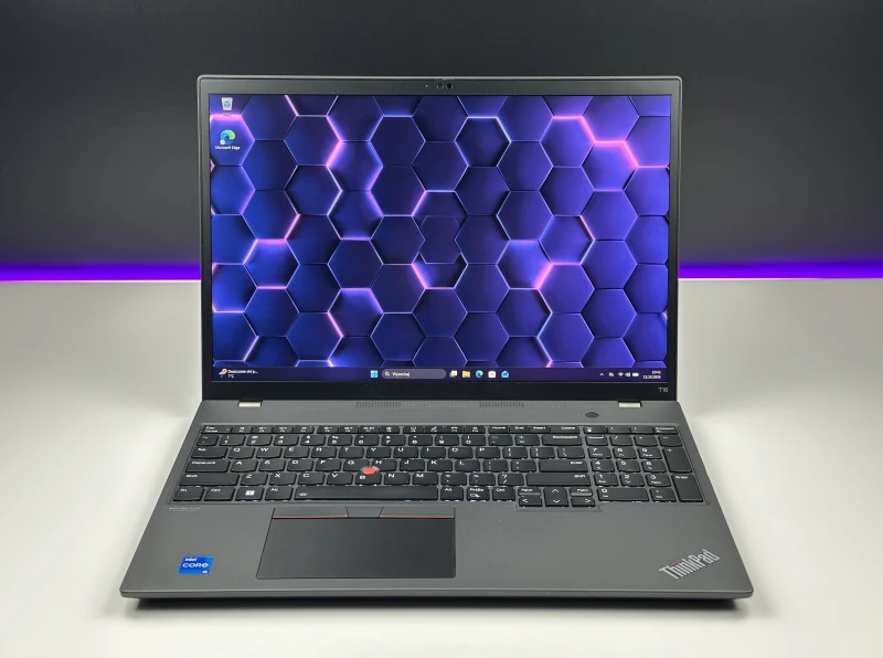 Lenovo ThinkPad T16 Gen 1 z procesorem i5-1235U i ekranem 16" FHD+. Laptop biznesowy z klawiaturą US, formatem 16:10 i złączami Thunderbolt 4.