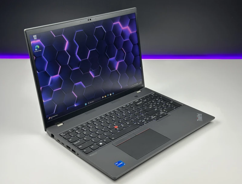 Lenovo ThinkPad T16 Gen 1 z procesorem i5-1235U i ekranem 16" FHD+. Laptop biznesowy z klawiaturą US, formatem 16:10 i złączami Thunderbolt 4.