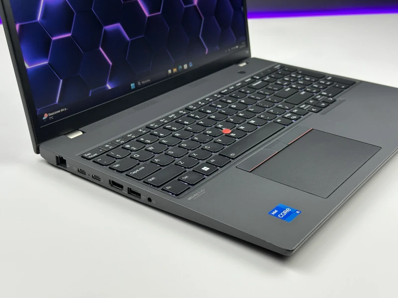 Lenovo ThinkPad T16 Gen 1 z procesorem i5-1235U i ekranem 16" FHD+. Laptop biznesowy z klawiaturą US, formatem 16:10 i złączami Thunderbolt 4.