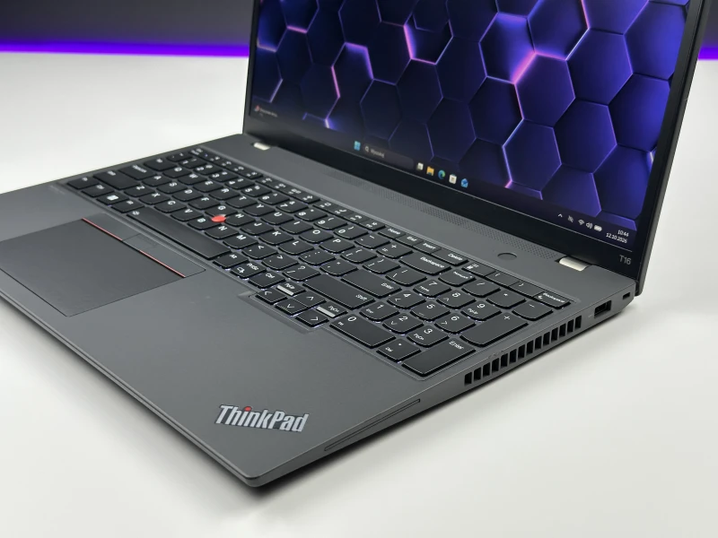 Lenovo ThinkPad T16 Gen 1 z procesorem i5-1235U i ekranem 16" FHD+. Laptop biznesowy z klawiaturą US, formatem 16:10 i złączami Thunderbolt 4.