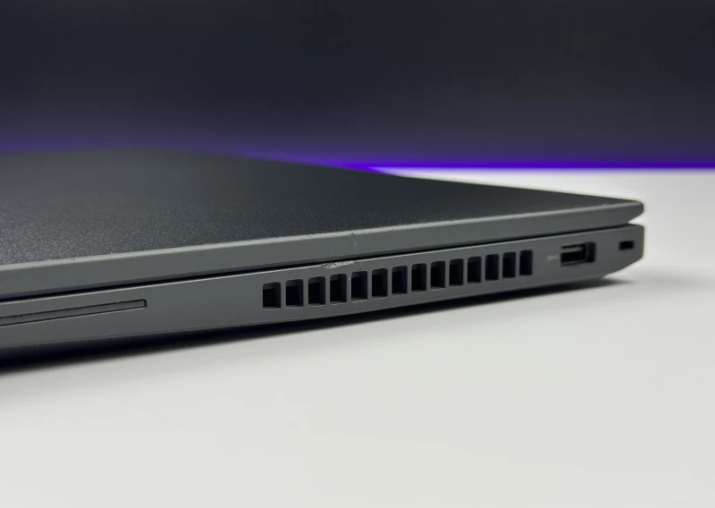 Lenovo ThinkPad T16 Gen 1 z procesorem i5-1235U i ekranem 16" FHD+. Laptop biznesowy z klawiaturą US, formatem 16:10 i złączami Thunderbolt 4.