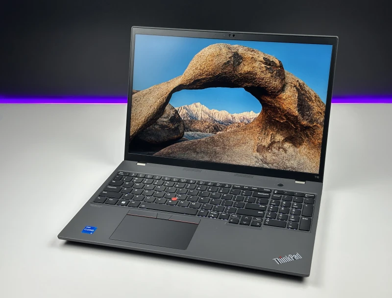 Lenovo ThinkPad T16 Gen 1 z procesorem i5-1235U i ekranem 16" FHD+. Laptop biznesowy z klawiaturą US, formatem 16:10 i złączami Thunderbolt 4.