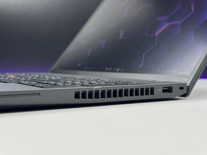 Lenovo ThinkPad T16 Gen 1 z procesorem i5-1235U i ekranem 16" FHD+. Laptop biznesowy z klawiaturą US, formatem 16:10 i złączami Thunderbolt 4.