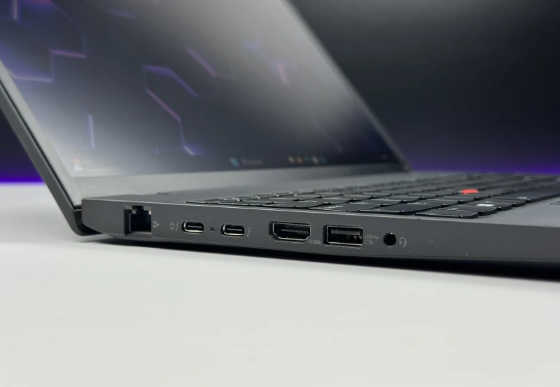 Lenovo ThinkPad T16 Gen 1 z procesorem i5-1235U i ekranem 16" FHD+. Laptop biznesowy z klawiaturą US, formatem 16:10 i złączami Thunderbolt 4.