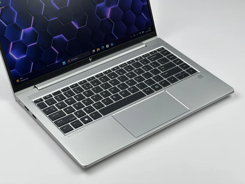 HP Elite mt645 G7 Ryzen 5 5625U, 14" FHD – biznesowy laptop do pracy mobilnej i biurowej z klawiaturą US i wysoką wydajnością.