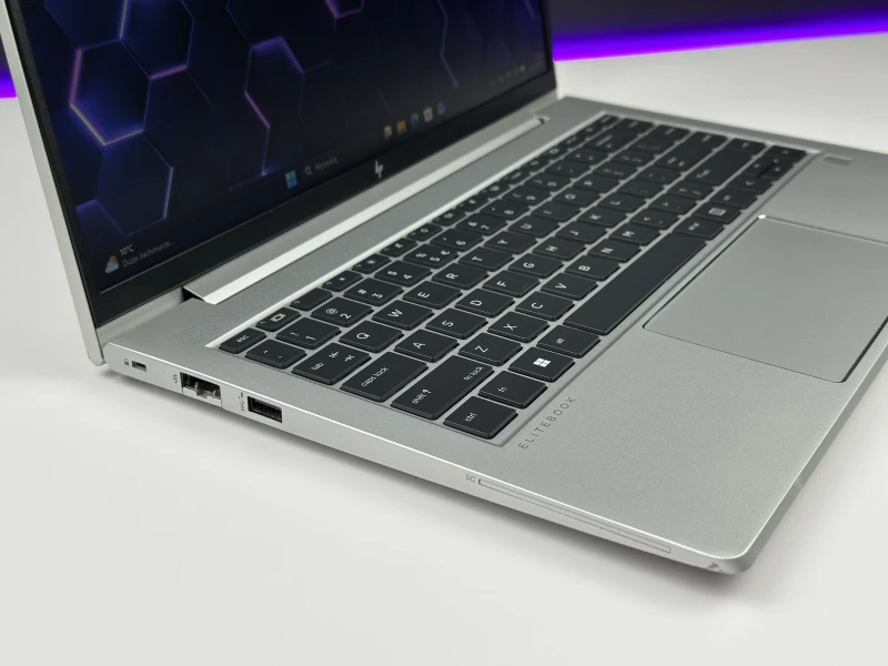 HP Elite mt645 G7 Ryzen 5 5625U, 14" FHD – biznesowy laptop do pracy mobilnej i biurowej z klawiaturą US i wysoką wydajnością.
