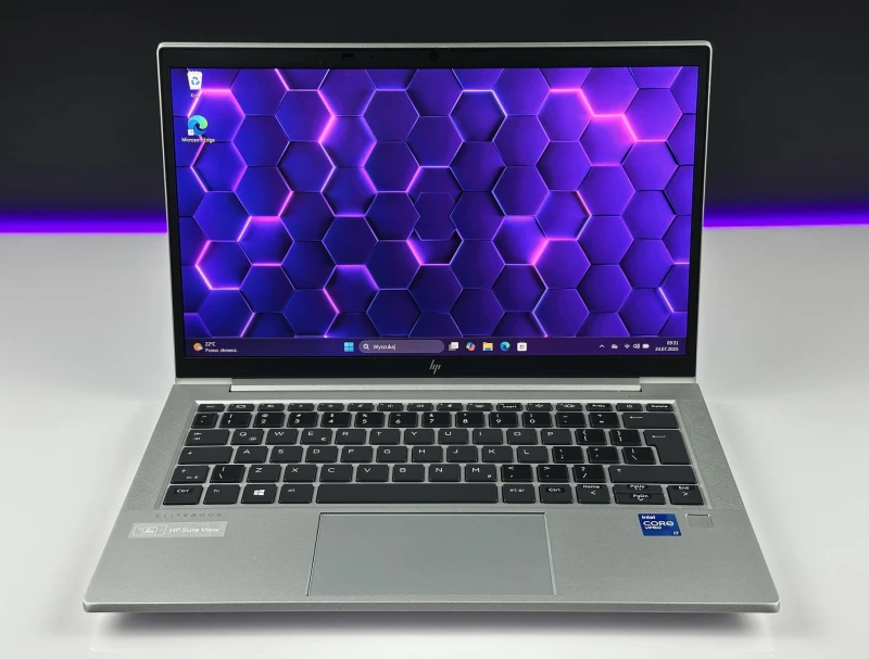 HP EliteBook 830 G8 – wydajność i prywatność w kompaktowej formie. Procesor i7-1185G7, matryca FHD i ekran Sure View dla pełnego bezpieczeństwa.