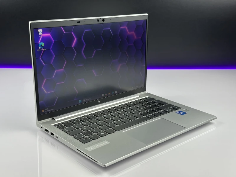 HP EliteBook 830 G8 – wydajność i prywatność w kompaktowej formie. Procesor i7-1185G7, matryca FHD i ekran Sure View dla pełnego bezpieczeństwa.