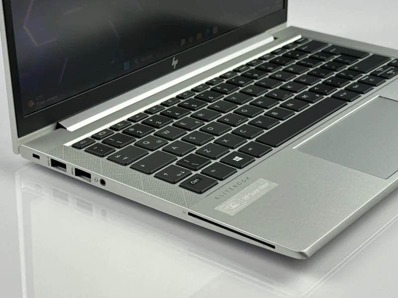 HP EliteBook 830 G8 – wydajność i prywatność w kompaktowej formie. Procesor i7-1185G7, matryca FHD i ekran Sure View dla pełnego bezpieczeństwa.