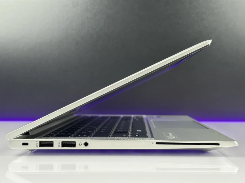 HP EliteBook 830 G8 – wydajność i prywatność w kompaktowej formie. Procesor i7-1185G7, matryca FHD i ekran Sure View dla pełnego bezpieczeństwa.