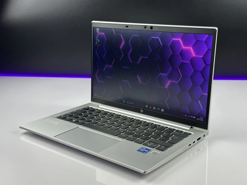 HP EliteBook 830 G8 – wydajność i prywatność w kompaktowej formie. Procesor i7-1185G7, matryca FHD i ekran Sure View dla pełnego bezpieczeństwa.