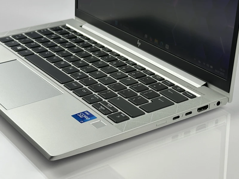 HP EliteBook 830 G8 – wydajność i prywatność w kompaktowej formie. Procesor i7-1185G7, matryca FHD i ekran Sure View dla pełnego bezpieczeństwa.