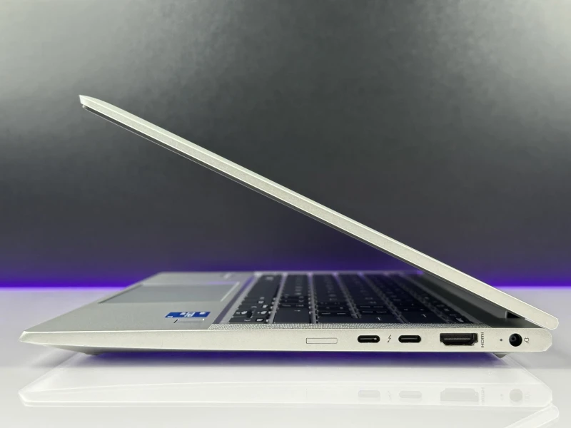 HP EliteBook 830 G8 – wydajność i prywatność w kompaktowej formie. Procesor i7-1185G7, matryca FHD i ekran Sure View dla pełnego bezpieczeństwa.