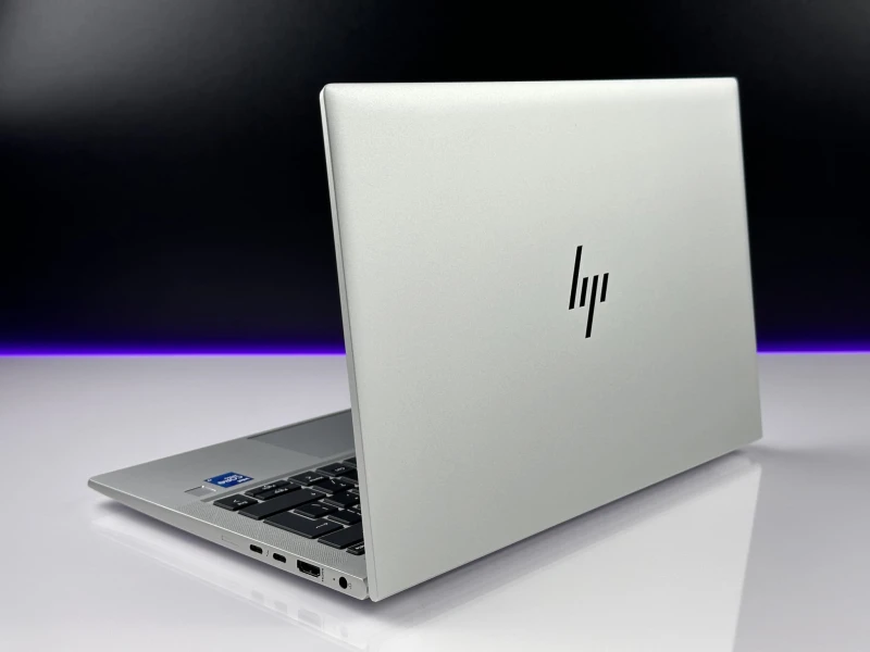 HP EliteBook 830 G8 – wydajność i prywatność w kompaktowej formie. Procesor i7-1185G7, matryca FHD i ekran Sure View dla pełnego bezpieczeństwa.