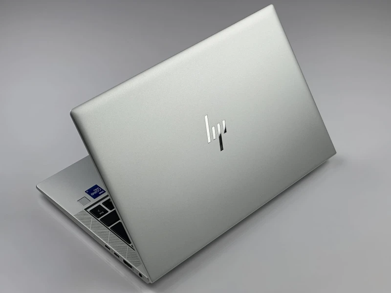 HP EliteBook 830 G8 – wydajność i prywatność w kompaktowej formie. Procesor i7-1185G7, matryca FHD i ekran Sure View dla pełnego bezpieczeństwa.