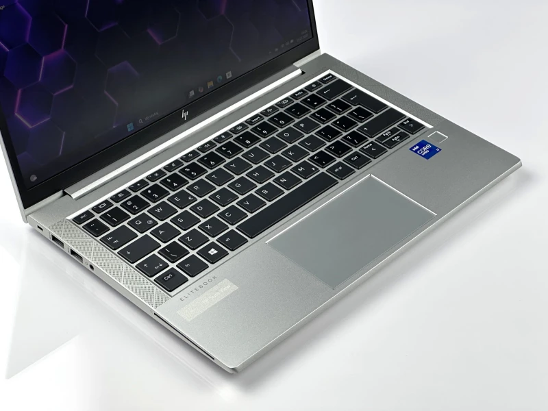 HP EliteBook 830 G8 – wydajność i prywatność w kompaktowej formie. Procesor i7-1185G7, matryca FHD i ekran Sure View dla pełnego bezpieczeństwa.
