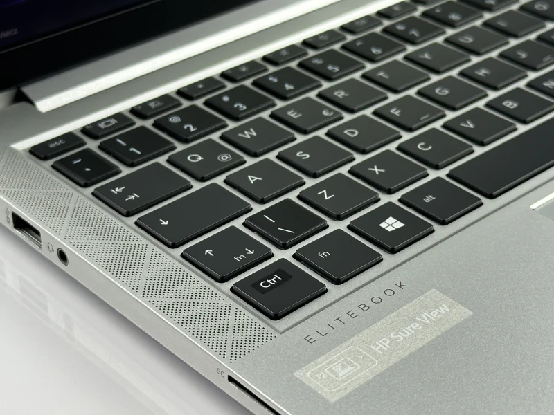 HP EliteBook 830 G8 – wydajność i prywatność w kompaktowej formie. Procesor i7-1185G7, matryca FHD i ekran Sure View dla pełnego bezpieczeństwa.