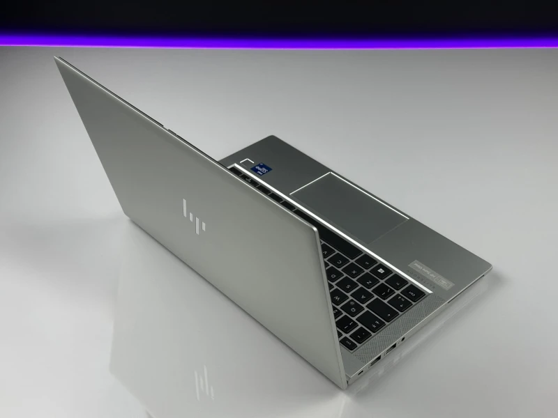HP EliteBook 830 G8 – wydajność i prywatność w kompaktowej formie. Procesor i7-1185G7, matryca FHD i ekran Sure View dla pełnego bezpieczeństwa.