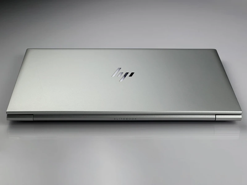 HP EliteBook 830 G8 – wydajność i prywatność w kompaktowej formie. Procesor i7-1185G7, matryca FHD i ekran Sure View dla pełnego bezpieczeństwa.