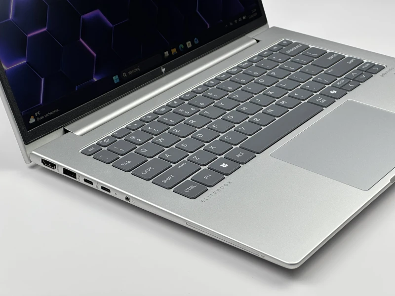 HP Elite mt645 G8 Ryzen 5 7535U, 14" FHD+ – wydajny laptop biznesowy do pracy mobilnej i biurowej z klawiaturą US.