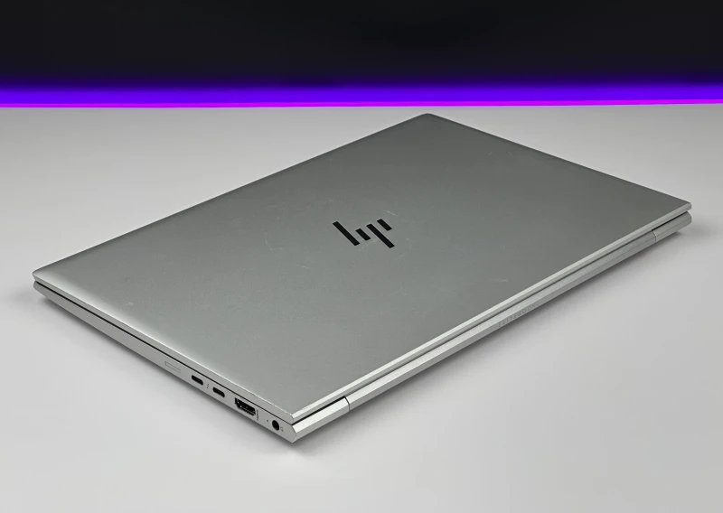 HP EliteBook 830 G8 – wydajność i prywatność w kompaktowej formie. Procesor i7-1185G7, matryca FHD i ekran Sure View dla pełnego bezpieczeństwa.