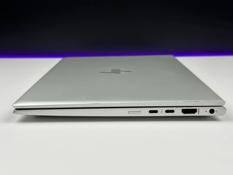 HP EliteBook 830 G8 – wydajność i prywatność w kompaktowej formie. Procesor i7-1185G7, matryca FHD i ekran Sure View dla pełnego bezpieczeństwa.