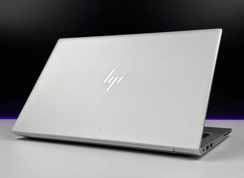 HP EliteBook 830 G8 – wydajność i prywatność w kompaktowej formie. Procesor i7-1185G7, matryca FHD i ekran Sure View dla pełnego bezpieczeństwa.