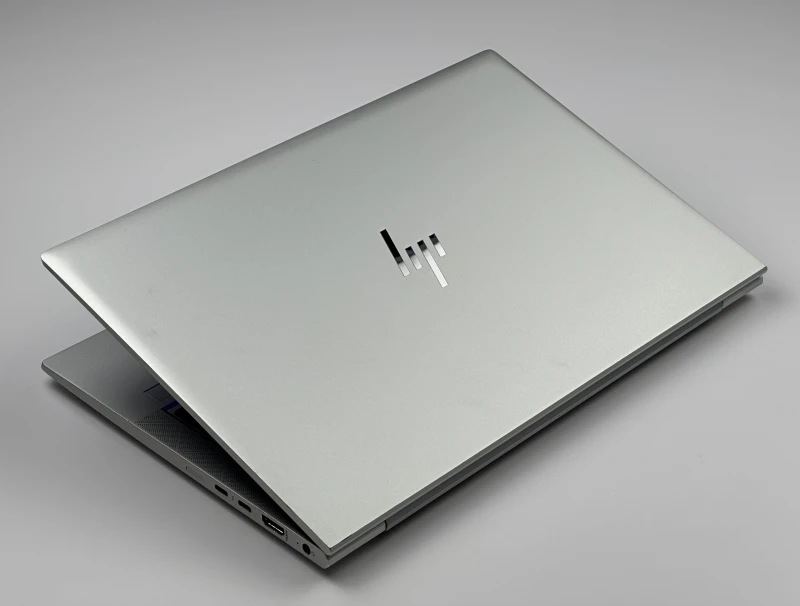 HP EliteBook 830 G8 – wydajność i prywatność w kompaktowej formie. Procesor i7-1185G7, matryca FHD i ekran Sure View dla pełnego bezpieczeństwa.