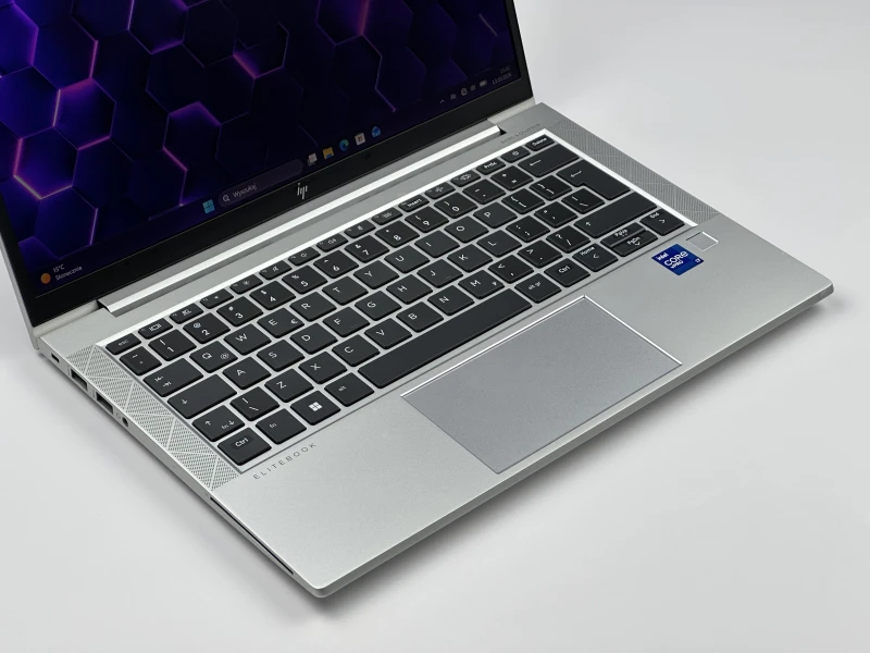 HP EliteBook 830 G8 – wydajność i prywatność w kompaktowej formie. Procesor i7-1185G7, matryca FHD i ekran Sure View dla pełnego bezpieczeństwa.