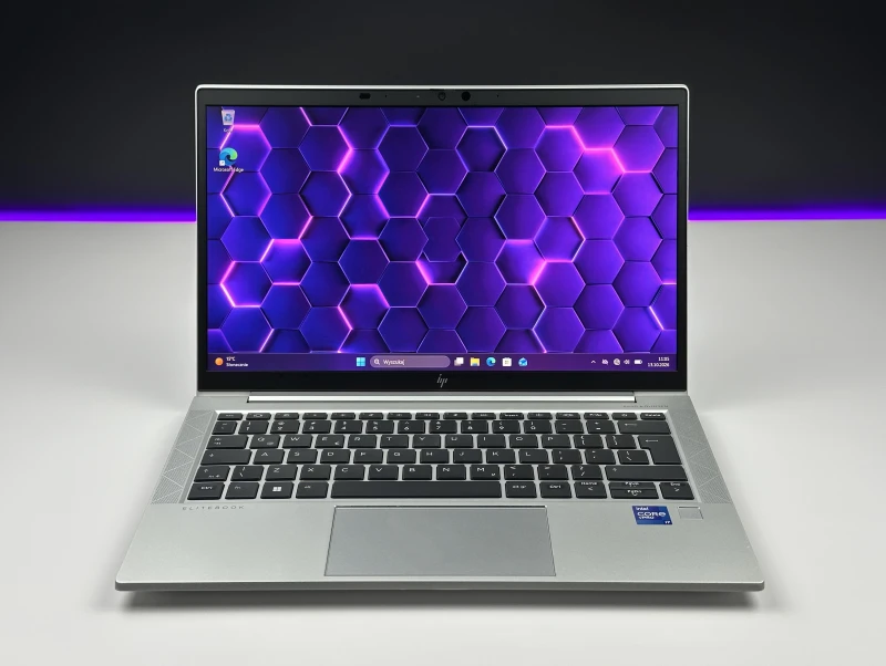 HP EliteBook 830 G8 – wydajność i prywatność w kompaktowej formie. Procesor i7-1185G7, matryca FHD i ekran Sure View dla pełnego bezpieczeństwa.