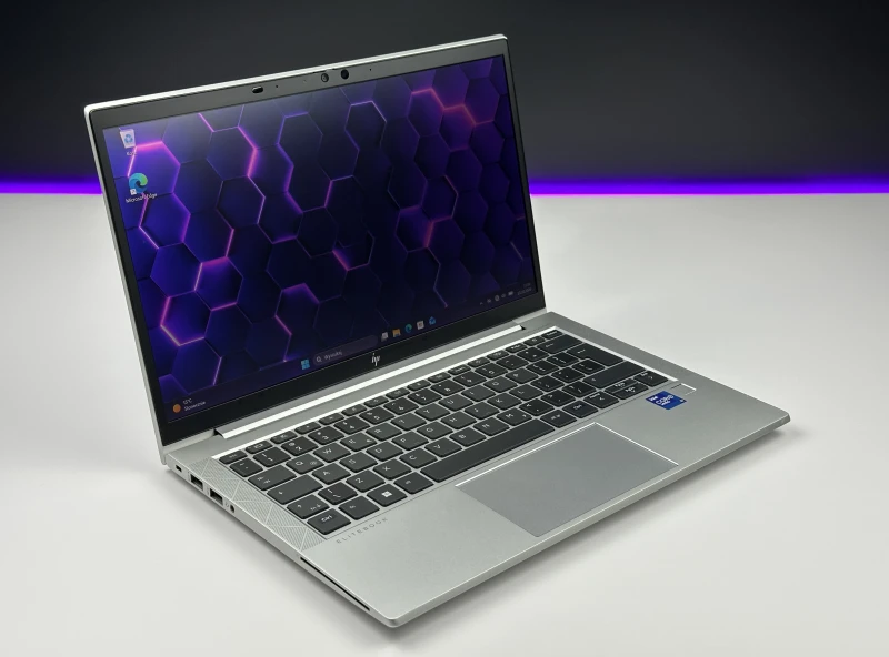 HP EliteBook 830 G8 – wydajność i prywatność w kompaktowej formie. Procesor i7-1185G7, matryca FHD i ekran Sure View dla pełnego bezpieczeństwa.
