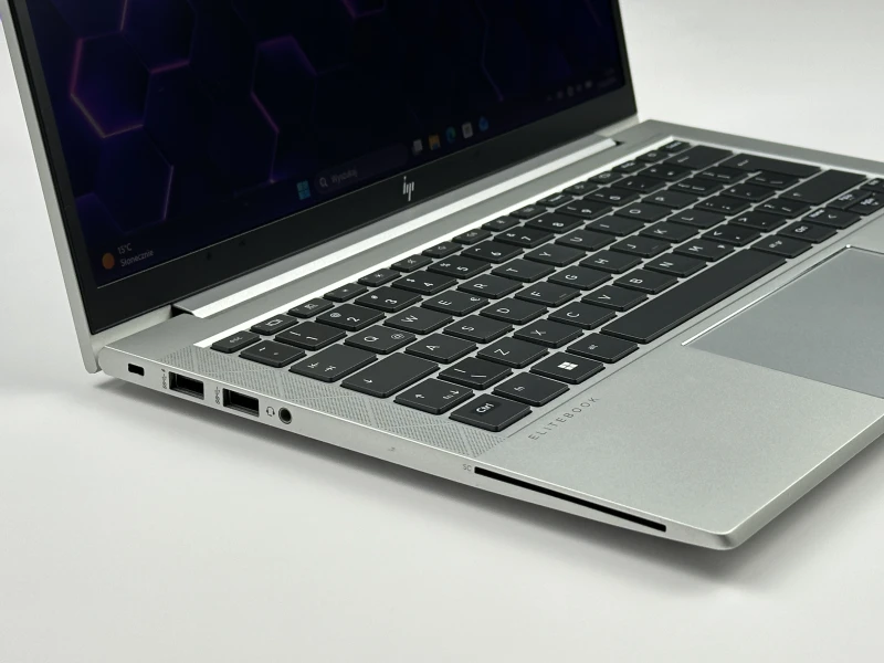 HP EliteBook 830 G8 – wydajność i prywatność w kompaktowej formie. Procesor i7-1185G7, matryca FHD i ekran Sure View dla pełnego bezpieczeństwa.