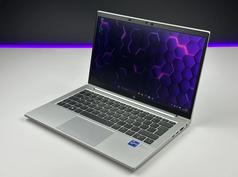 HP EliteBook 830 G8 – wydajność i prywatność w kompaktowej formie. Procesor i7-1185G7, matryca FHD i ekran Sure View dla pełnego bezpieczeństwa.