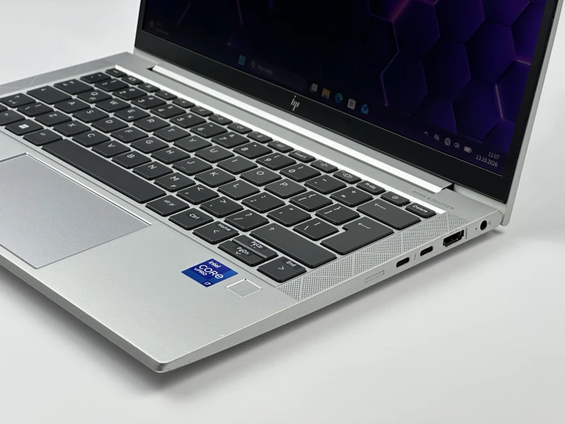 HP EliteBook 830 G8 – wydajność i prywatność w kompaktowej formie. Procesor i7-1185G7, matryca FHD i ekran Sure View dla pełnego bezpieczeństwa.